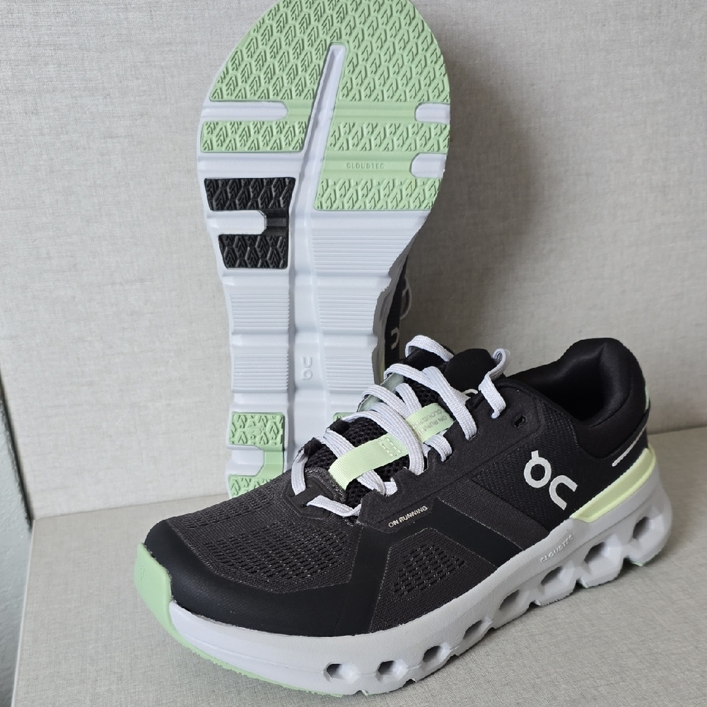Oncloudrunner, Black Women's Athletic Sneakers. Brand NEW!!! (w 8).